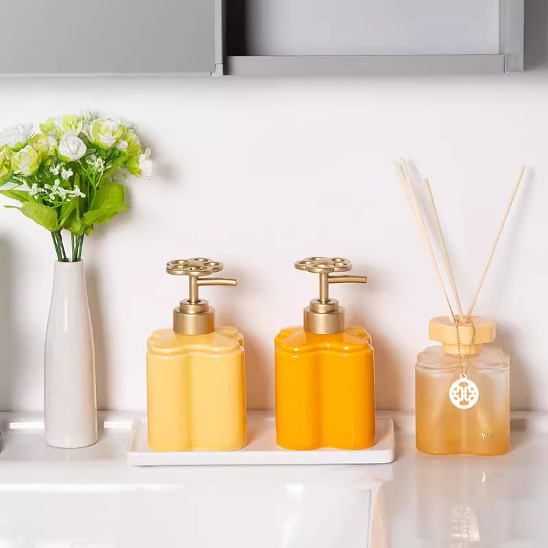 Moderne orangefarbene florale  – Water Bottle Blank Bewertung und Preis
